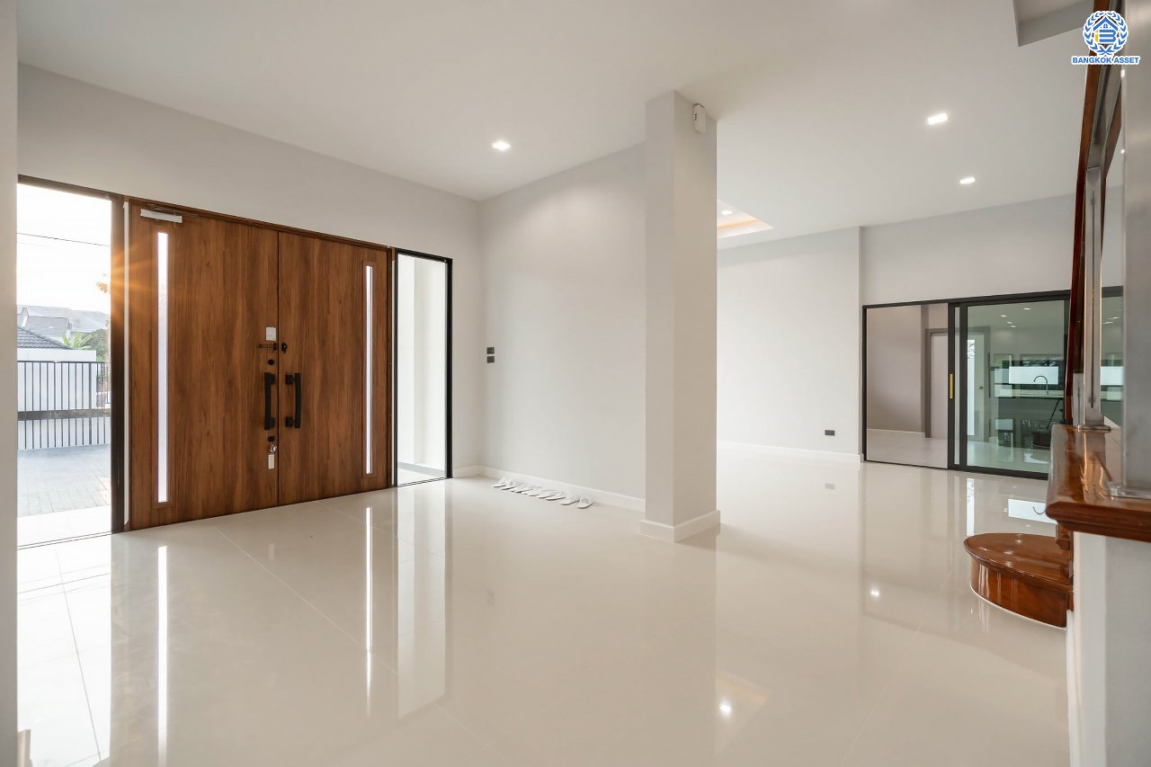 บ้านมือสองตกแต่งใหม่ โครงการ กฤษดานคร20 ปิ่นเกล้า-บรมราชชนนี บ้านหลังมุม ติดทะเลสาบ บนเนื้อที่กว้างมากถึง 238 ตร.ว. ตกแต่งด้วยวัสดุเกรดพรีเมี่ยม ฟังก์ชัน 5 ห้องนอน 6 ห้องน้ำ 1 ห้องอเนกประสงค์ 4 ที่จอดรถ พร้อมทั้งเปลี่ยนระบบไฟฟ้า สุขาภิบาล ทำเลศักยภาพ ติดถนนบรมราชชนนี ใกล้มหาวิทยาลัยมหิดล และเพียง 10 นาทีถึงเซ็นทรัล ปิ่นเกล้า